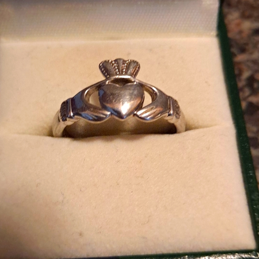 SHARONE SILVER 925 CELTIC CLADDAGH RING.